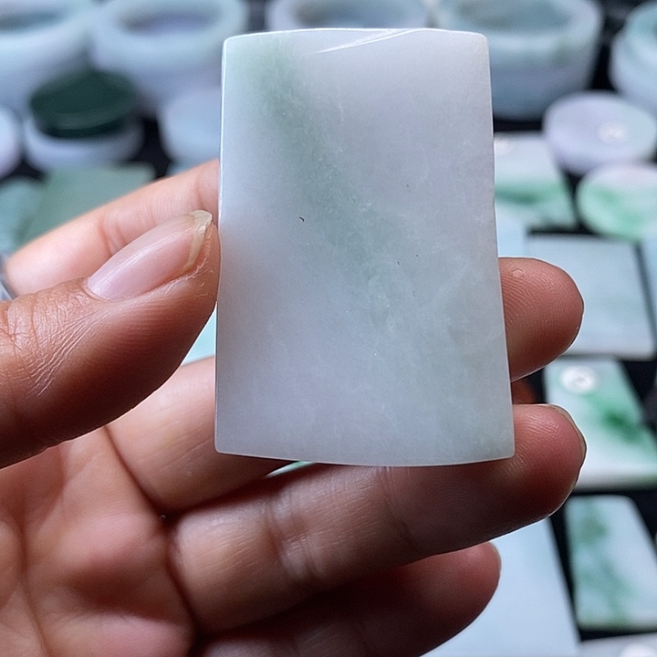 翡翠挂件未镶嵌翡翠的