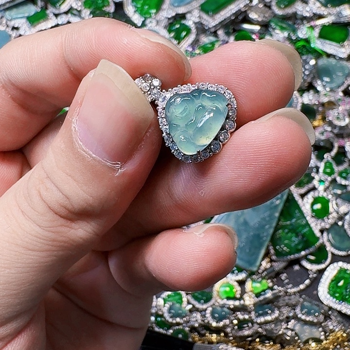 翡翠颈饰未镶嵌天然A货翡翠放漏