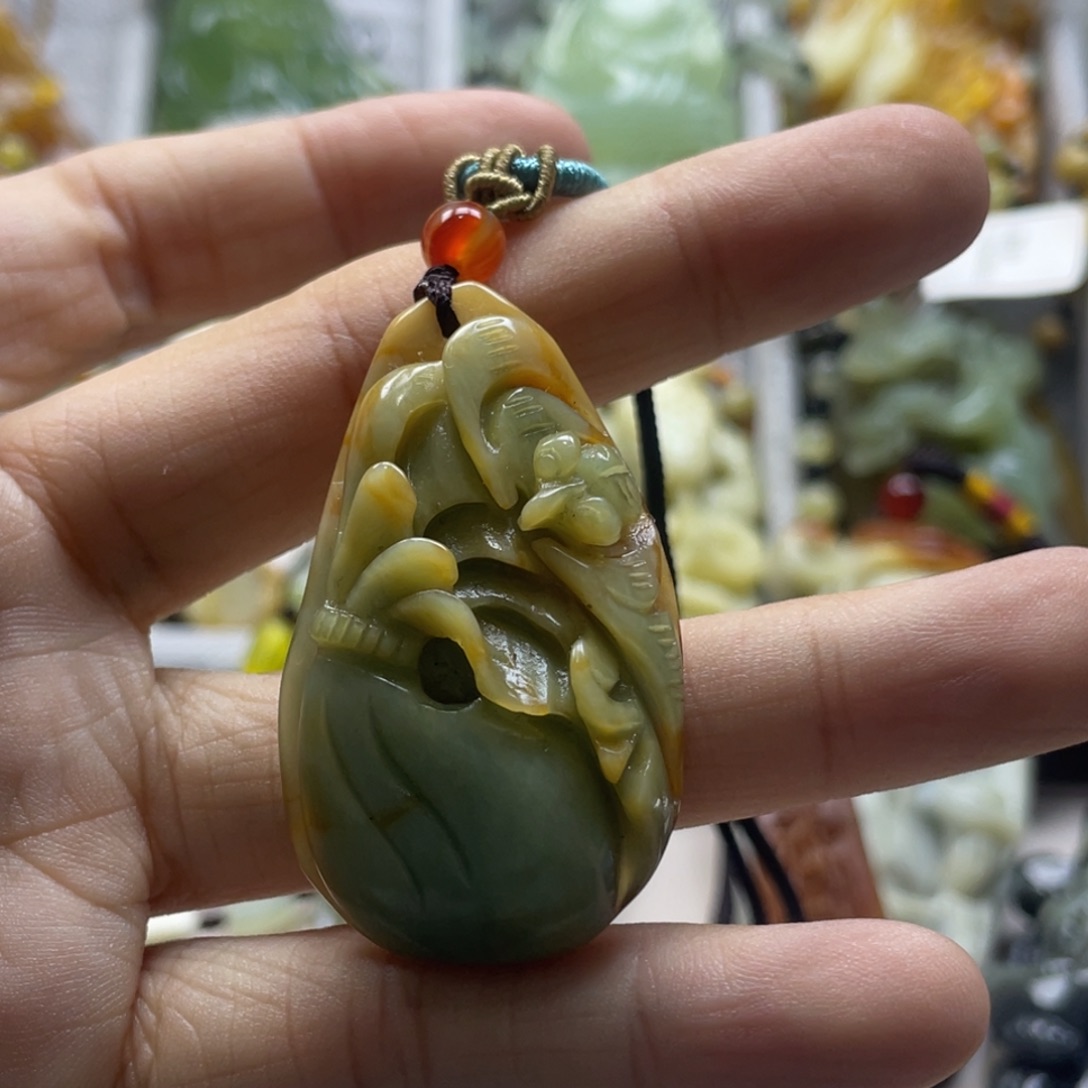 蛇纹石玉颈饰未镶嵌