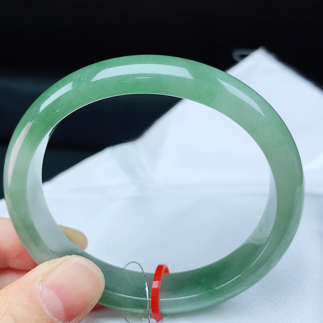 翡翠手镯未镶嵌57贵