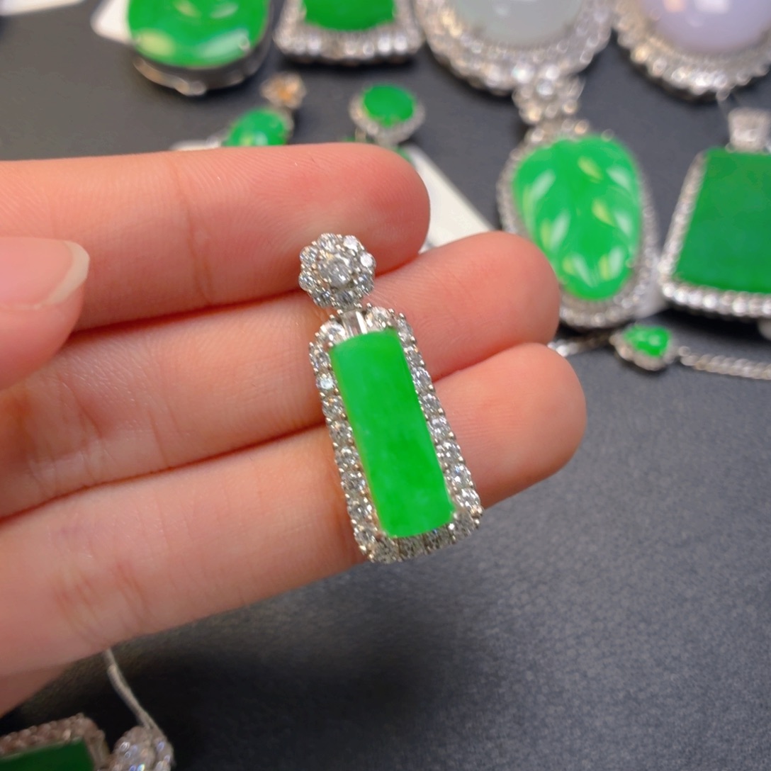 嘟***王翡翠银S925镶嵌颈饰