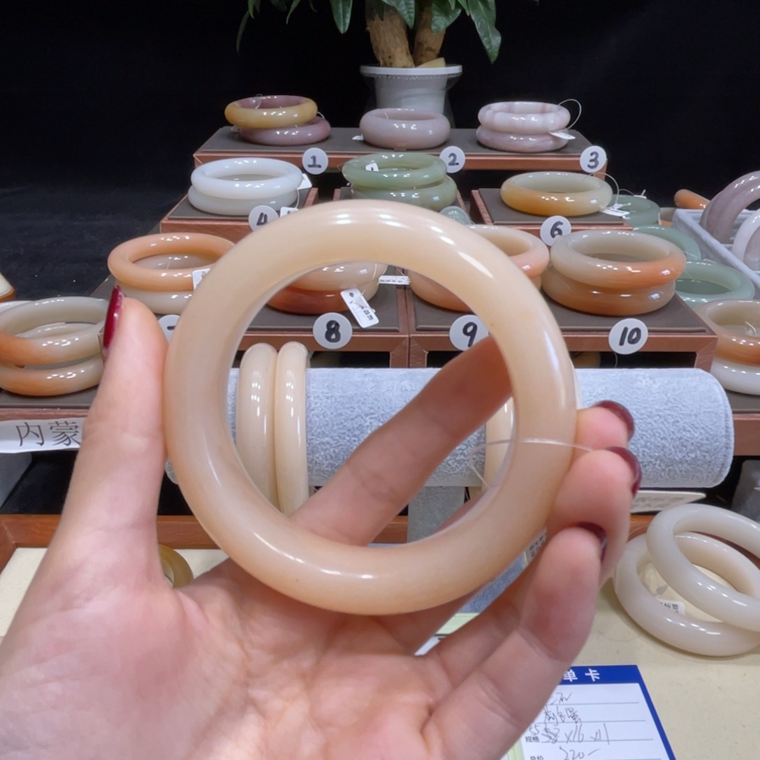 忧***蛋石英质玉未镶嵌手镯