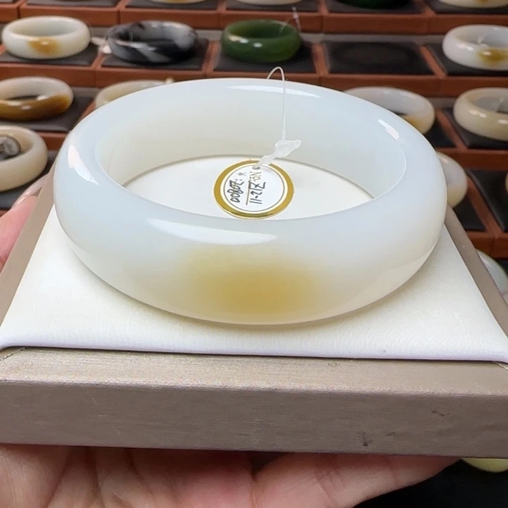 精品一口糖白和田玉手镯