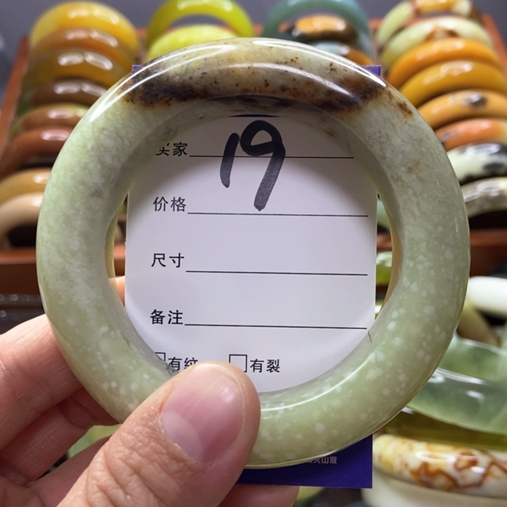 蛇纹石玉手镯未镶嵌回**哭