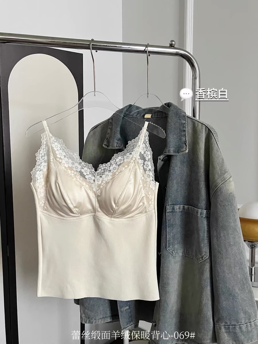 秋冬新款高级感蕾丝缎面羊绒保暖保暖吊带背心固定杯美背