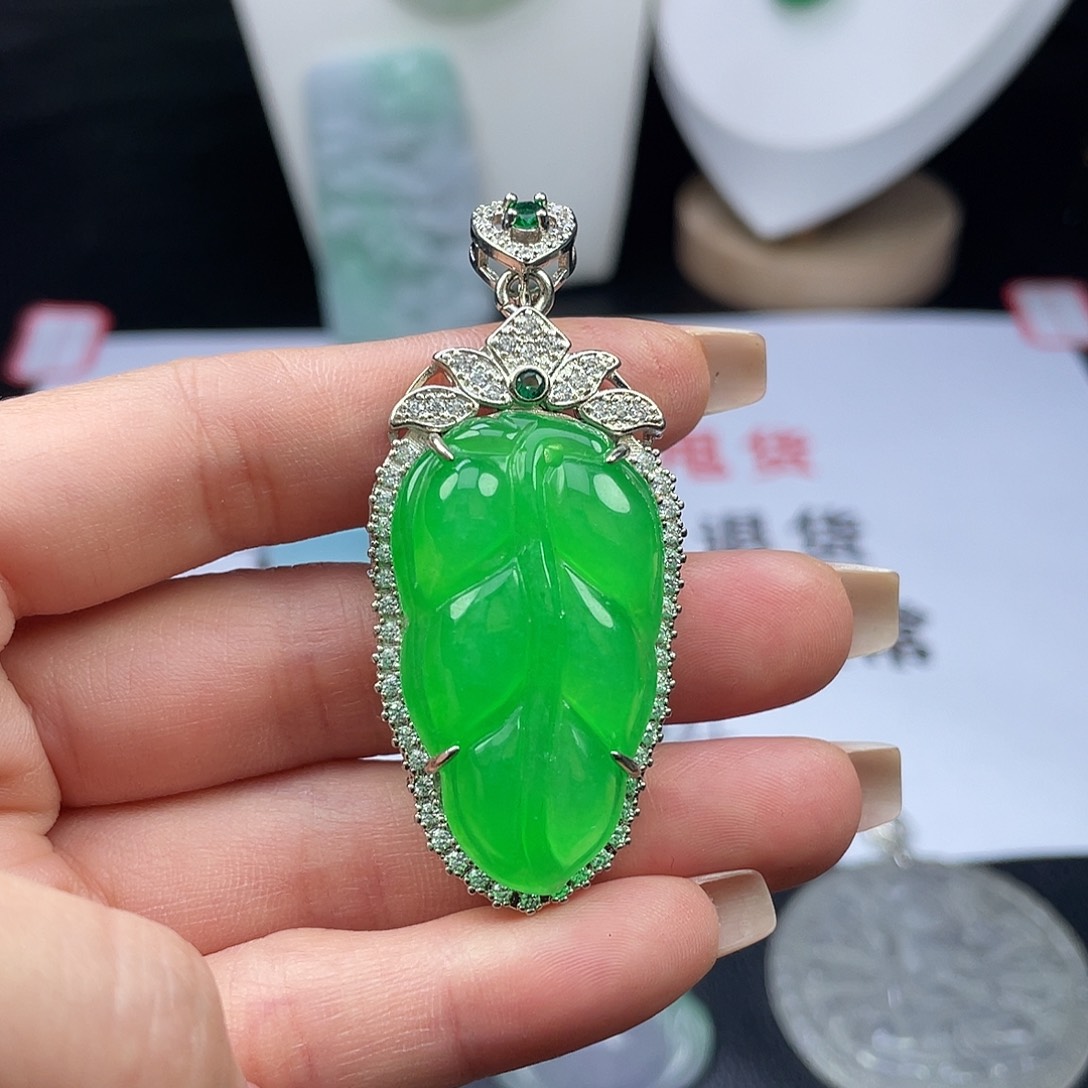 翡翠未镶嵌吊坠(赠链)