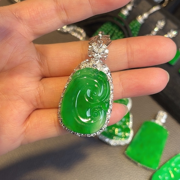 翡翠挂件18K金镶嵌如意