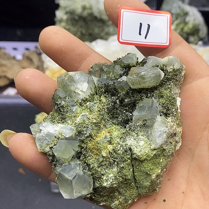 有机玻璃巴基斯坦绿莲石水晶共生11