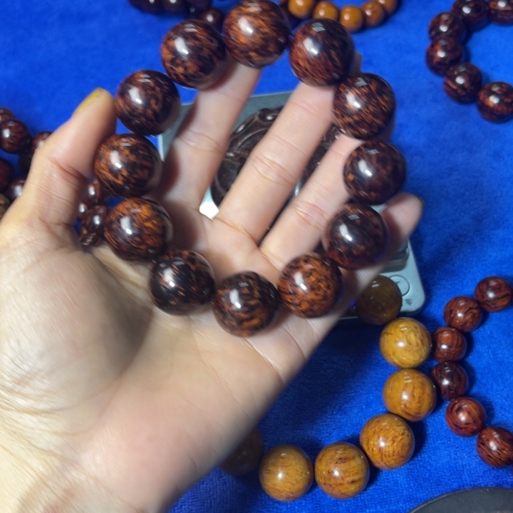 右***遥端景台香枝木类海南红降2.0芝麻点手串