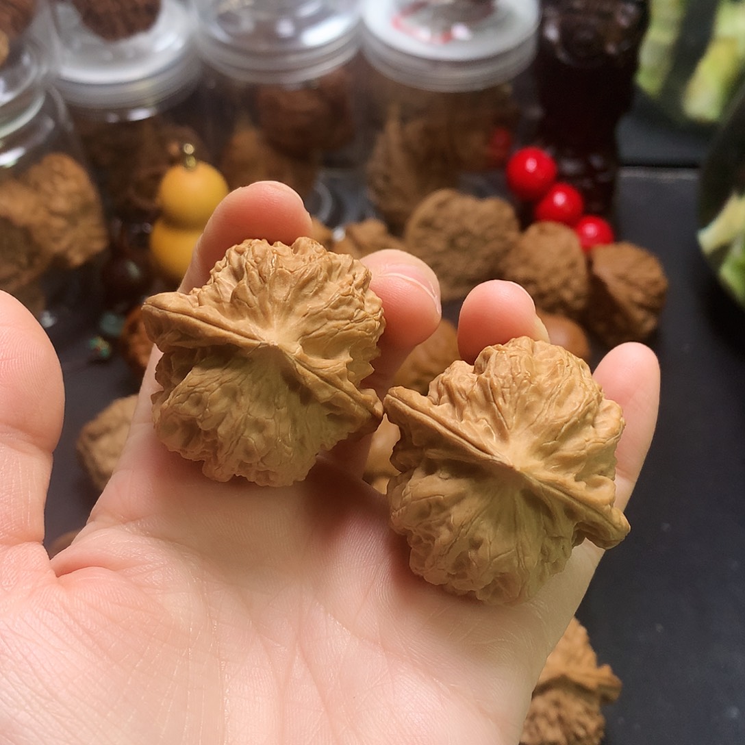 文玩核桃吊坠梨木台42