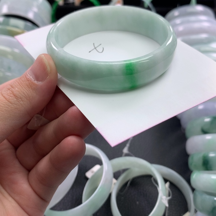 翡翠未镶嵌手镯公主