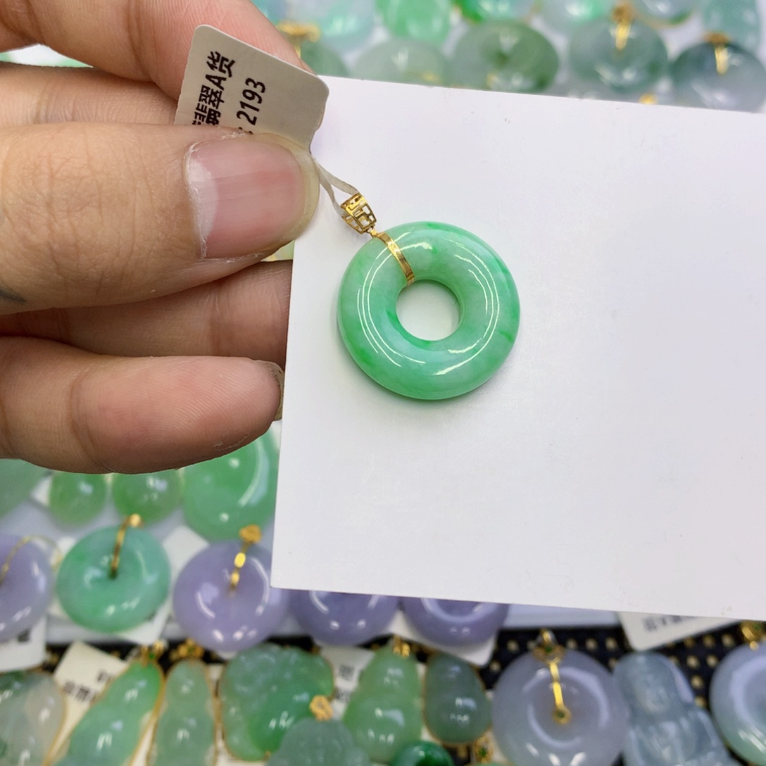 翡翠18K金镶嵌颈饰翡翠