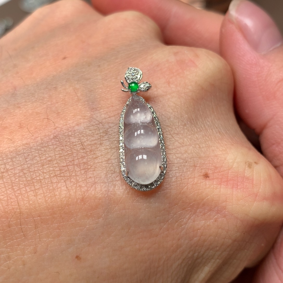 翡翠18K金镶嵌颈饰福豆