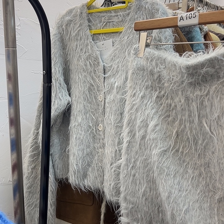 今天新款 毛很长的浅灰色毛衣套装