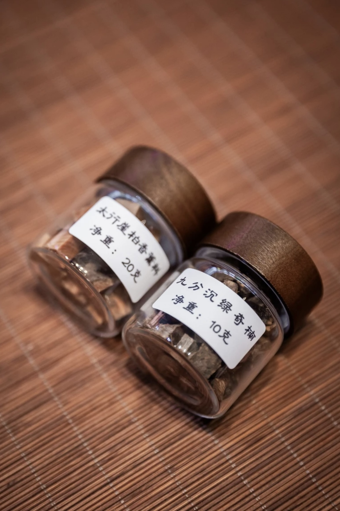 天然香料搭配隔火香薰灯营造氛围（绿奇楠10g+崖柏20g）沉香熏香