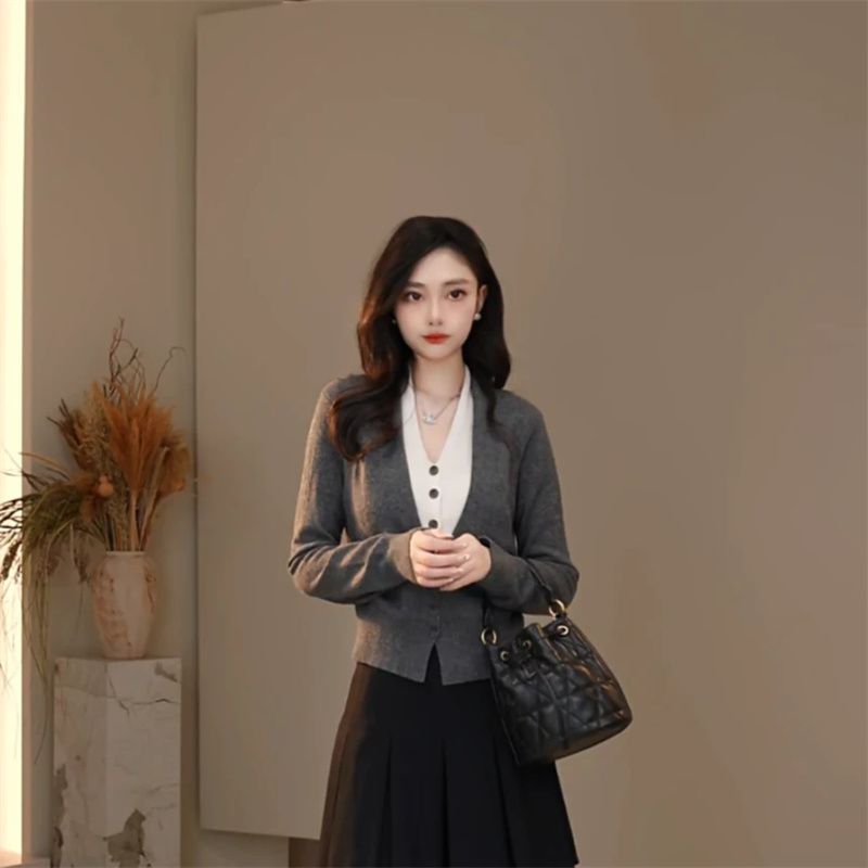 哥弟阿玛施正女装秋时尚减龄拼色双V领羊毛假两件针织开衫548006