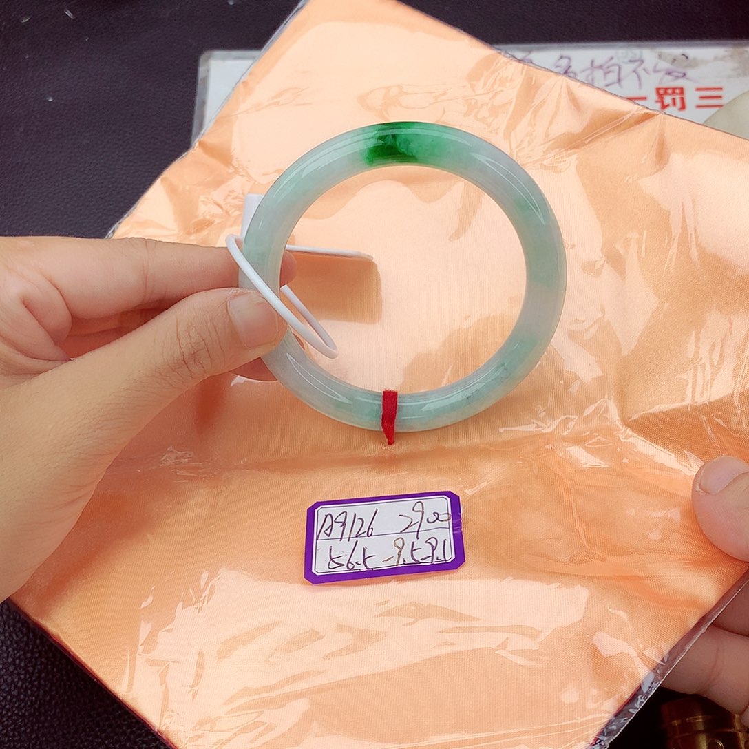 翡翠手镯未镶嵌翡翠