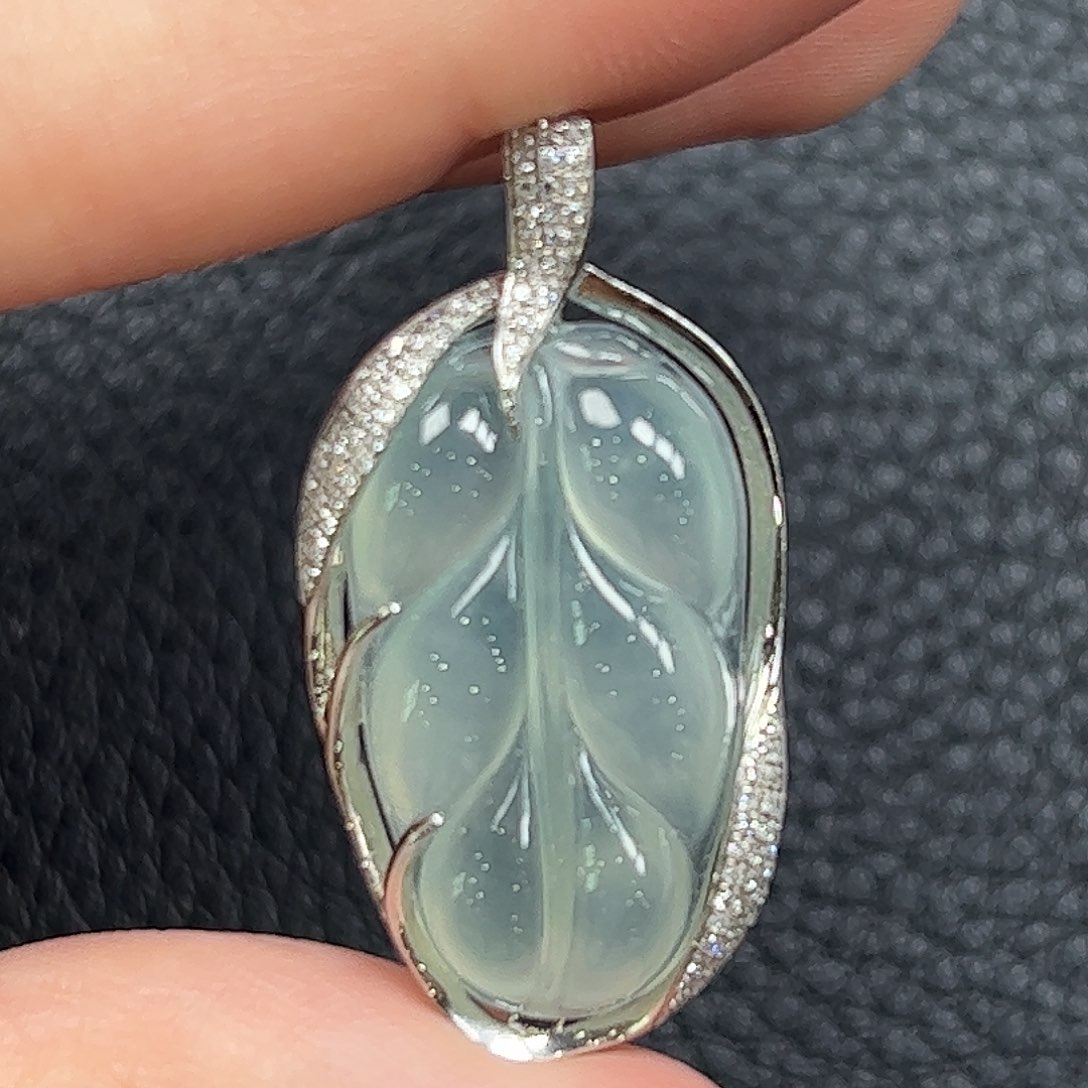 翡翠18K金镶嵌颈饰叶子