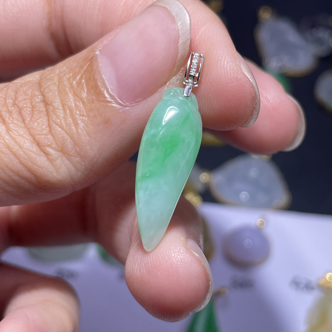 18k金天然a货翡翠吊坠辣椒尺寸28.5×7.8×5.3