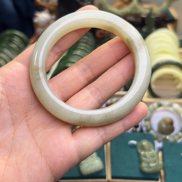 和田玉手镯未镶嵌57.6圈围1237