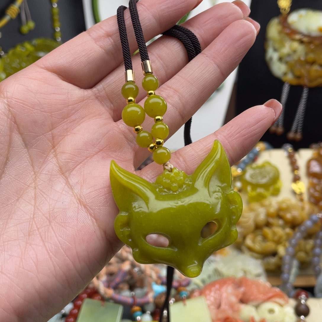 未镶嵌蛇纹石玉颈饰