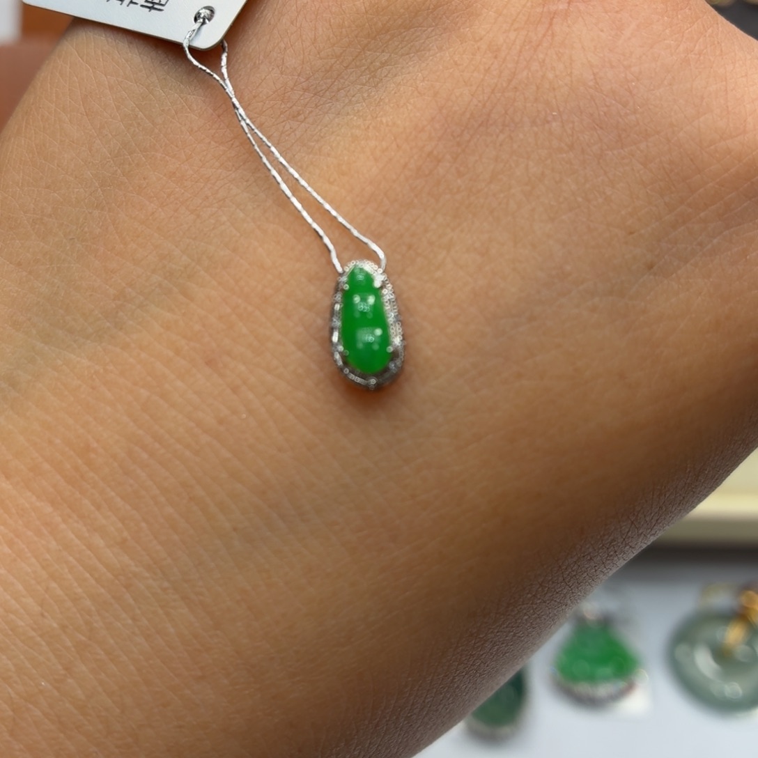 吉***吉翡翠18K金镶嵌颈饰