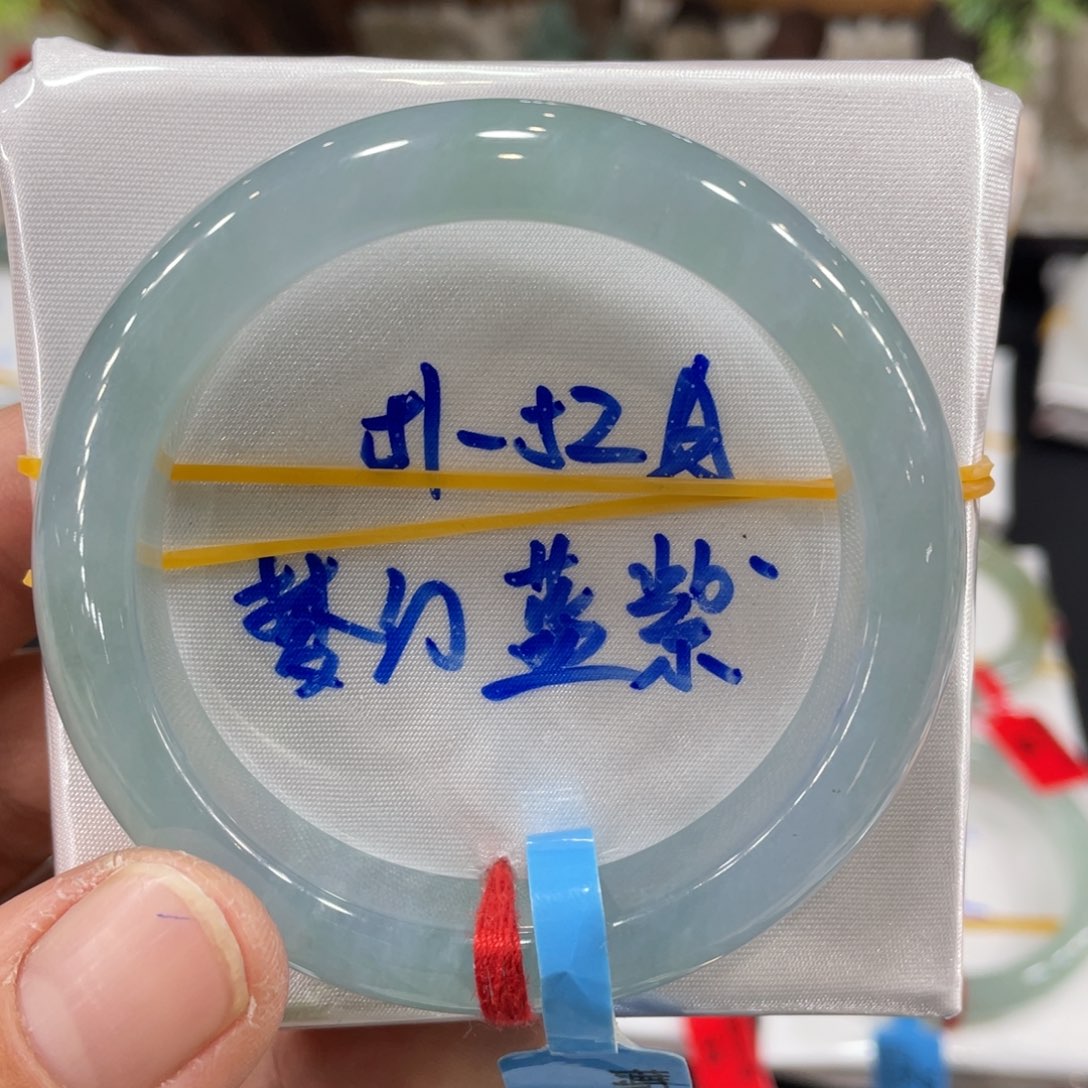 翡翠手镯未镶嵌翡翠