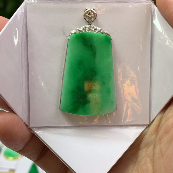 翡翠颈饰18K金镶嵌翡翠吊坠