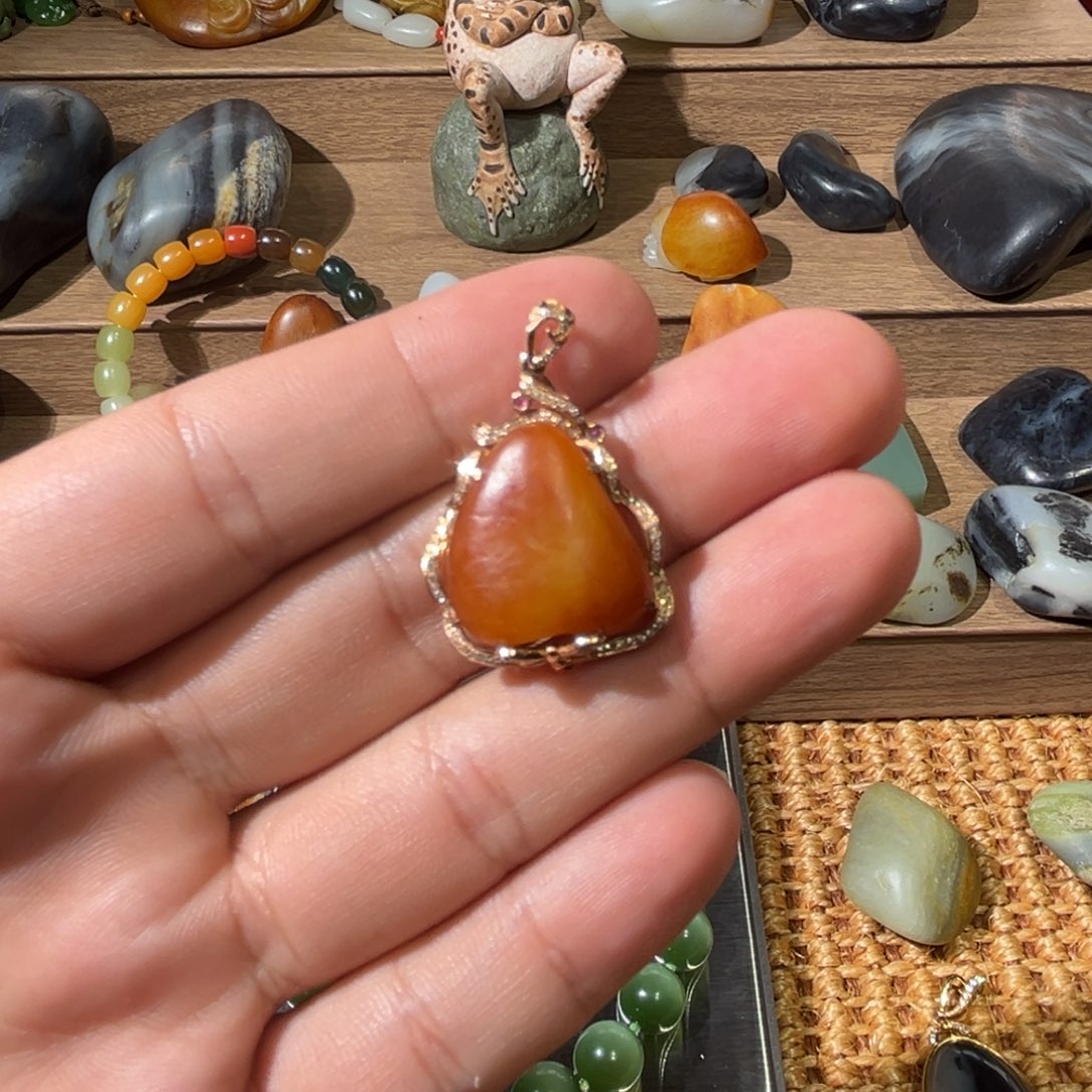 和田玉18K金镶嵌挂件