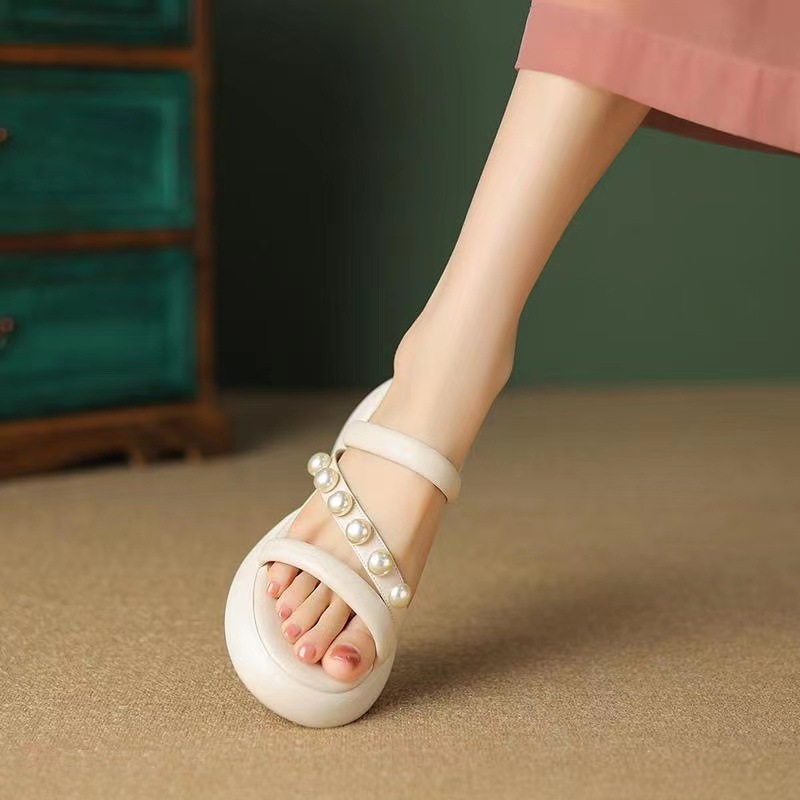 露趾厚底凉拖女软皮外穿松糕一字拖2024新款夏季串珠高跟粗跟拖鞋