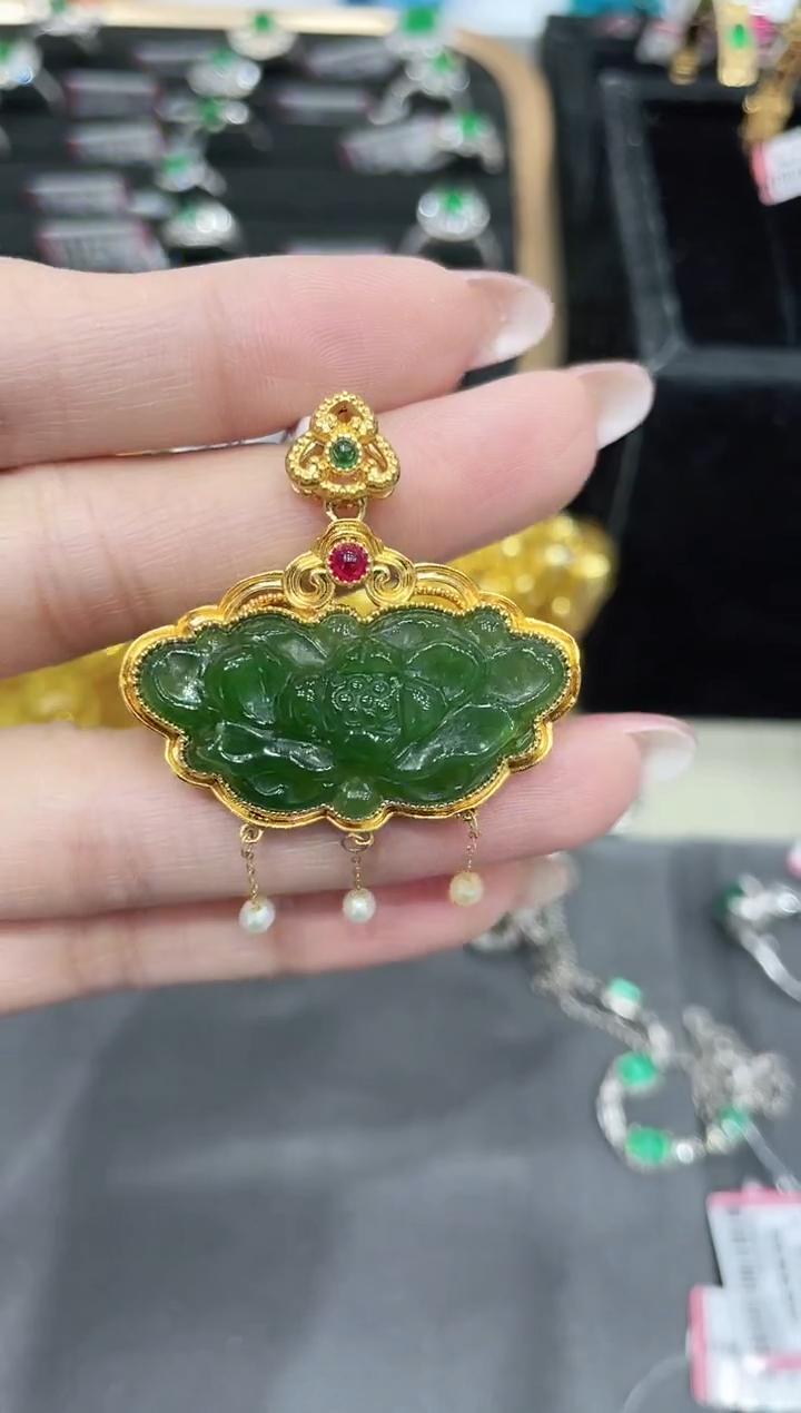 18K金镶嵌和田玉吊坠