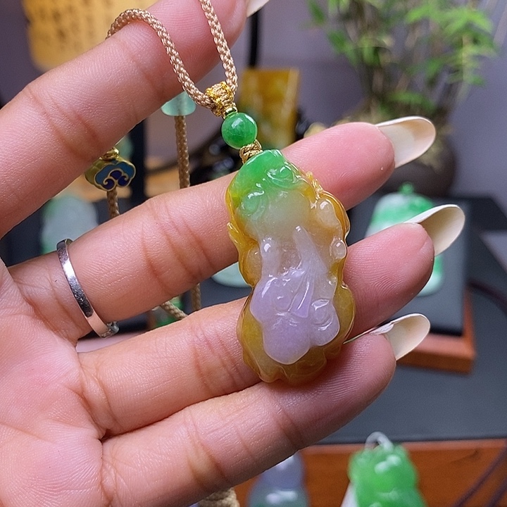 翡翠未镶嵌吊坠(赠链)