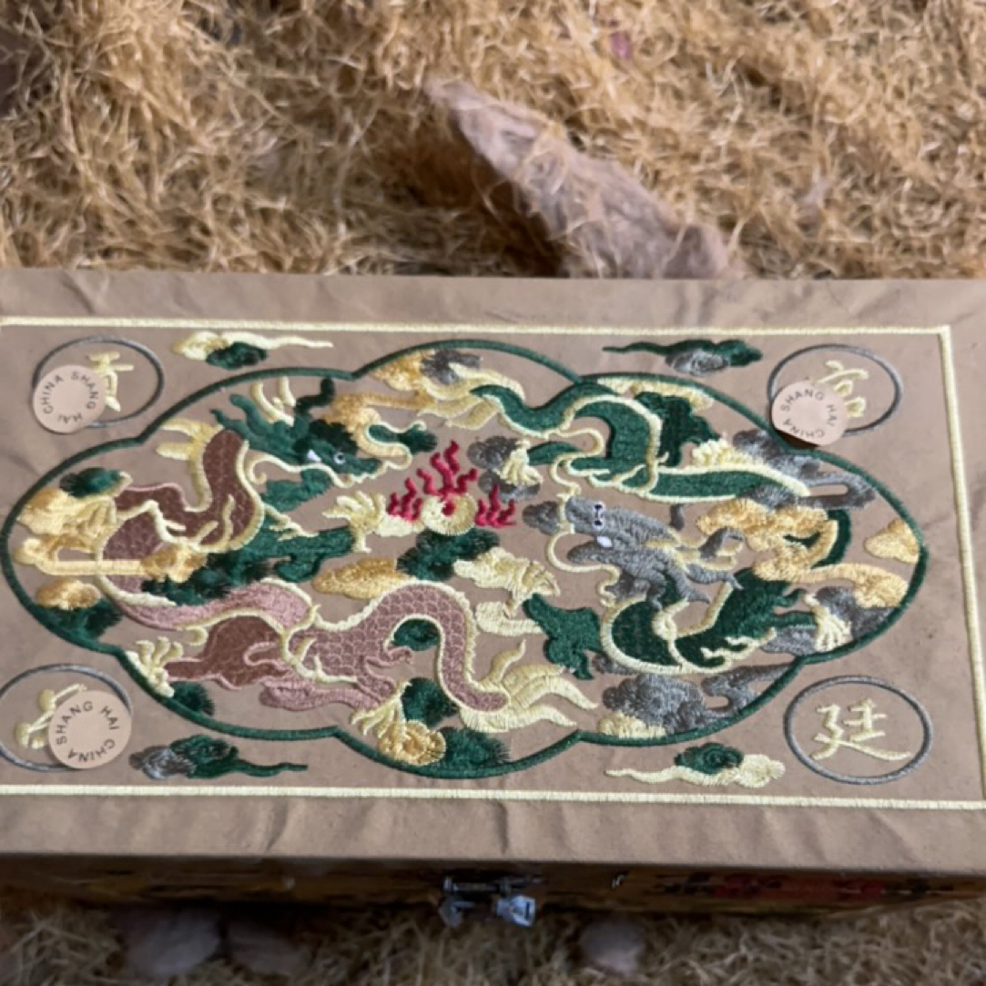 【闪购商品】木摆件精美高端刺绣绿龙盒一件链接