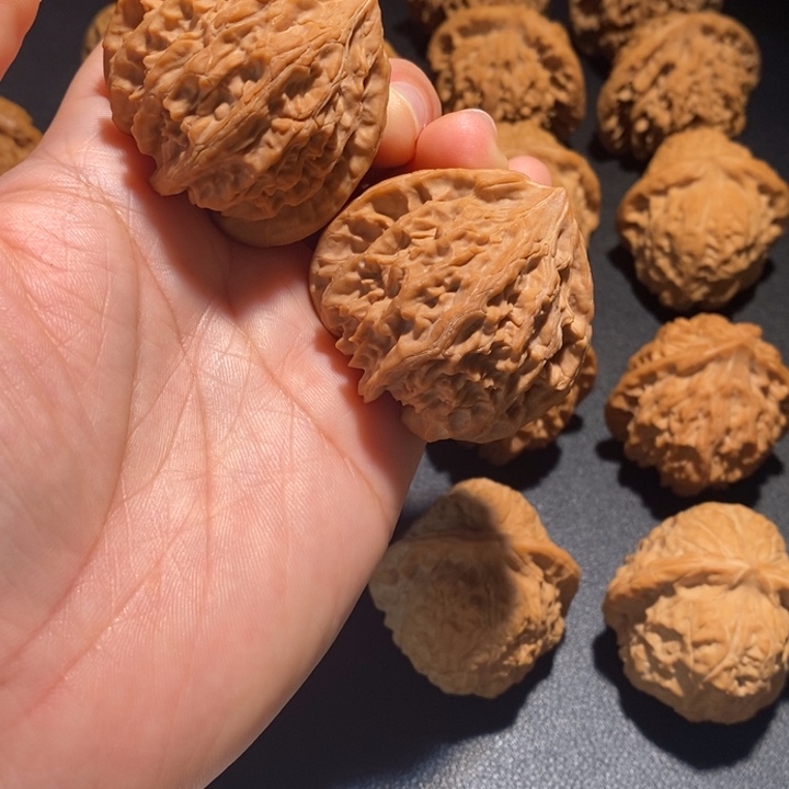 文玩核桃吊坠血灯笼