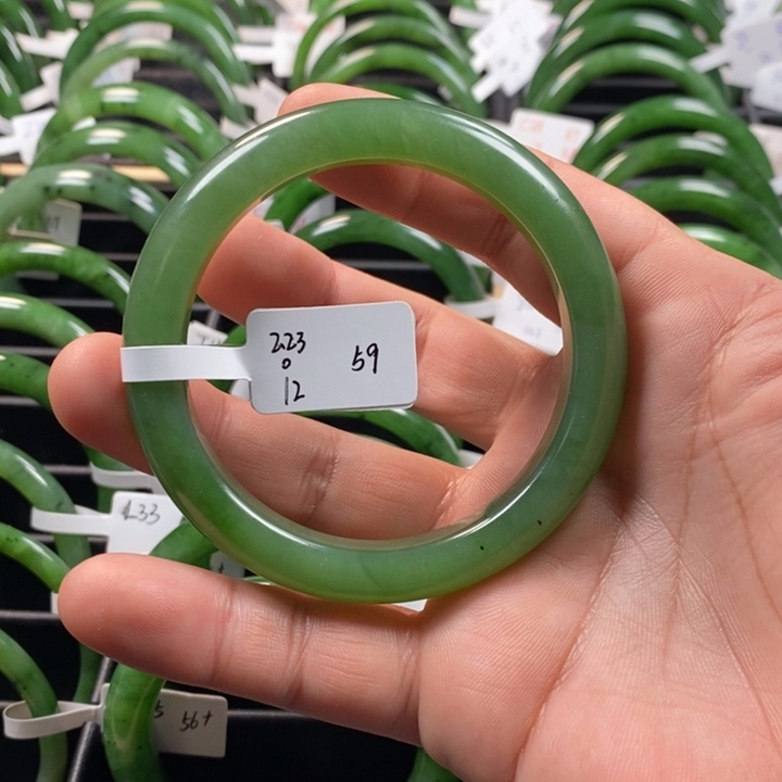 和田玉（碧玉）未镶嵌手镯锦****体有瑕