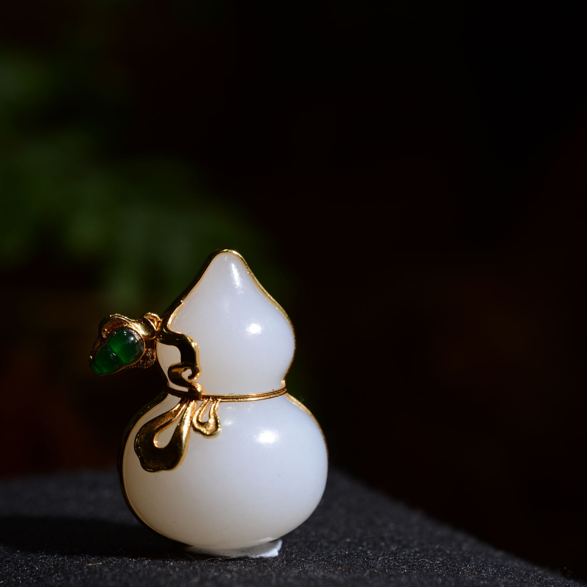 新疆和田玉18k金镶嵌葫芦吊坠
