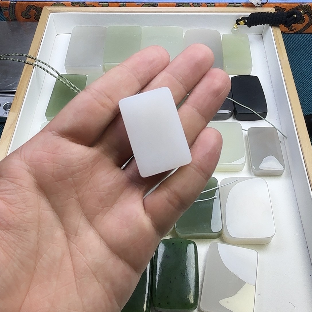 敷***演和田玉未镶嵌颈饰