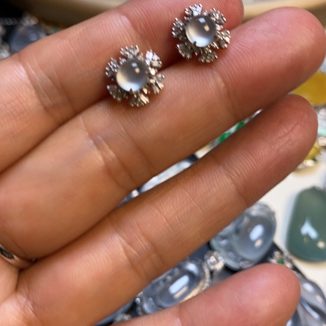 翡翠颈饰18K金镶嵌蛋面耳饰