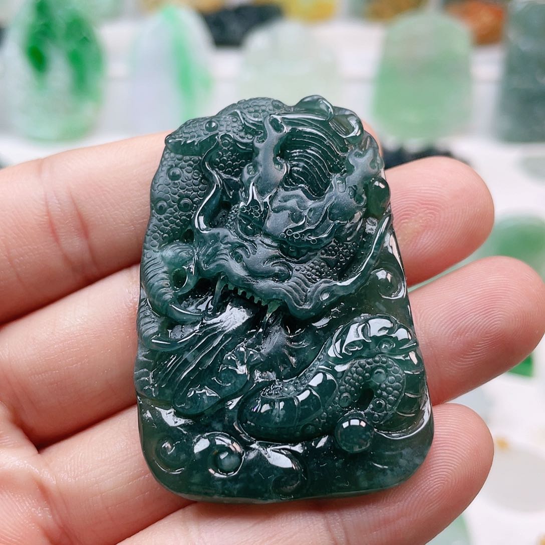 翡翠颈饰未镶嵌龙