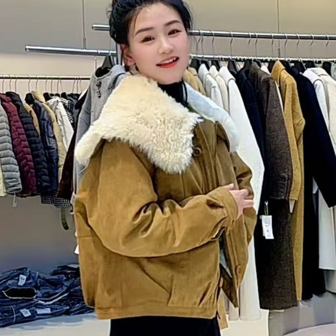 2025年冬季宽松羊羔毛翻领鹿皮羽绒服外套衣