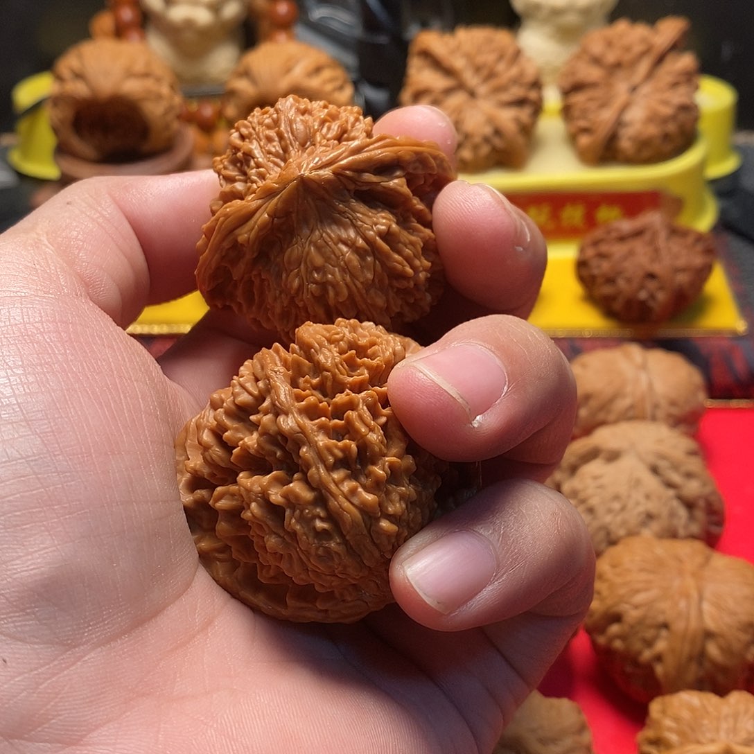 桃核把件有****王满天星狮子