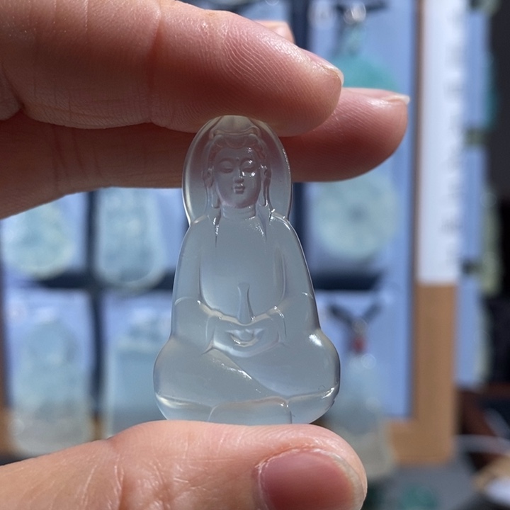 妞***碎岫玉未镶嵌颈饰吊坠