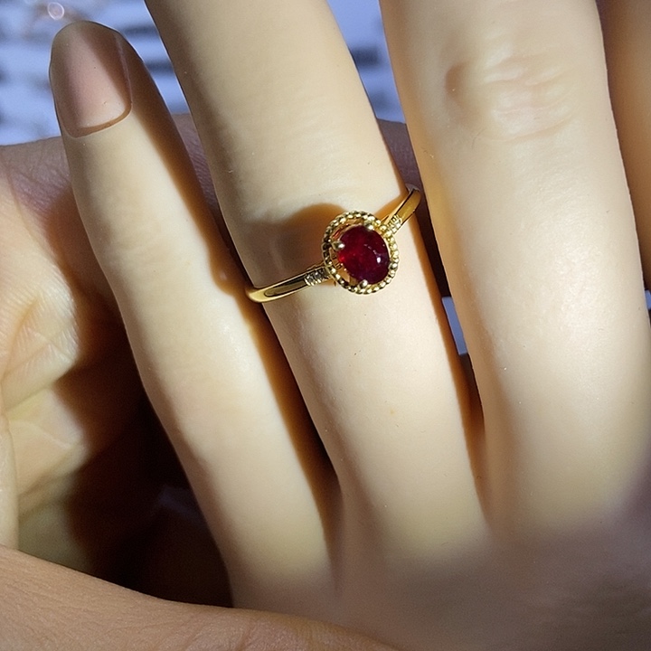 18K金镶嵌红宝石戒指