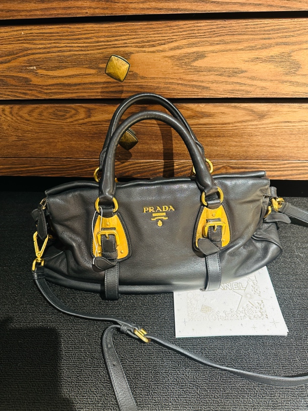 95新 Prada/普拉达 兜兜 黑金斜挎包