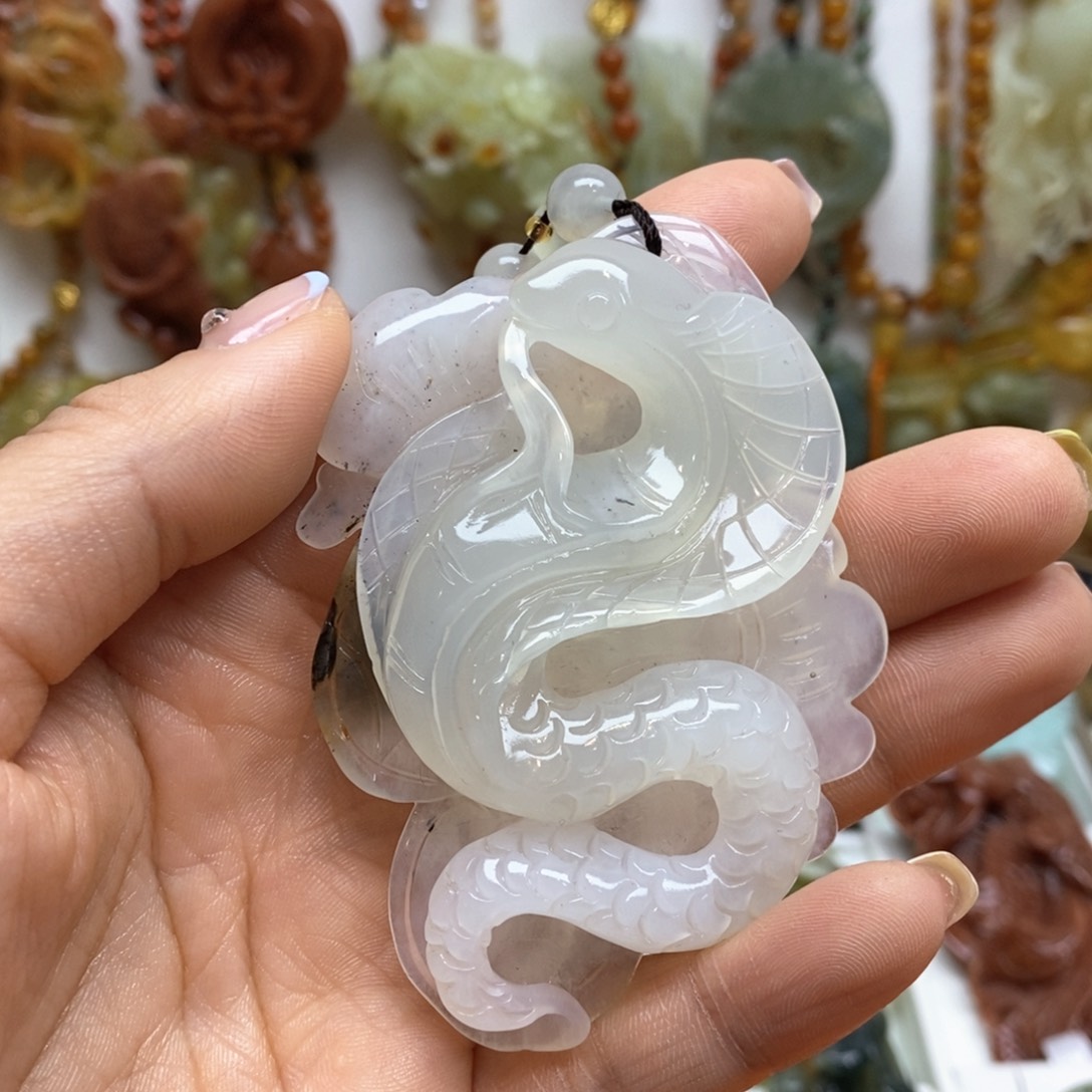 蛇纹石玉颈饰未镶嵌