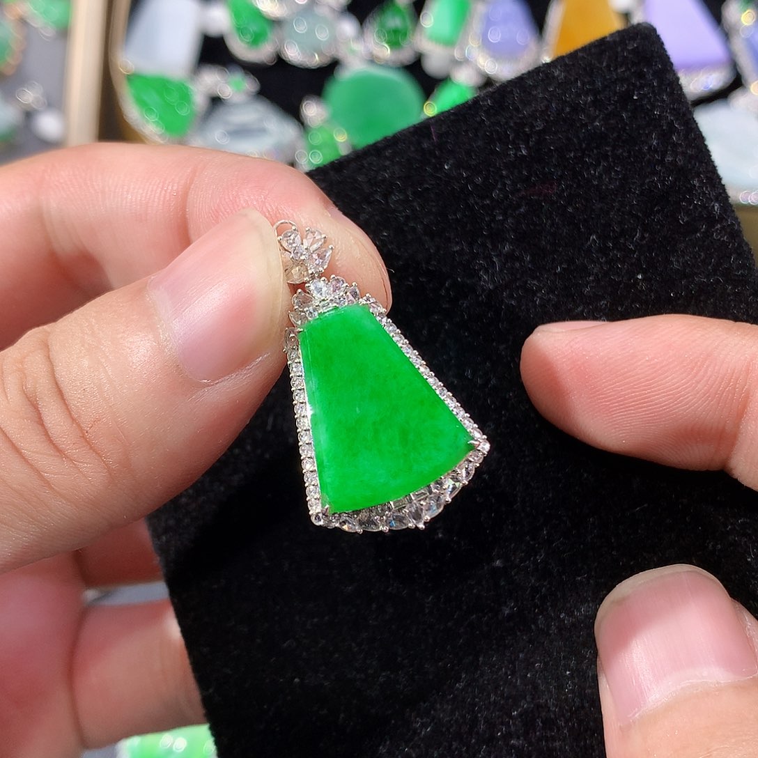 木***1翡翠18K金镶嵌颈饰