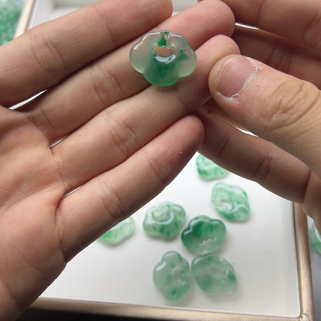 石英质玉颈饰未镶嵌