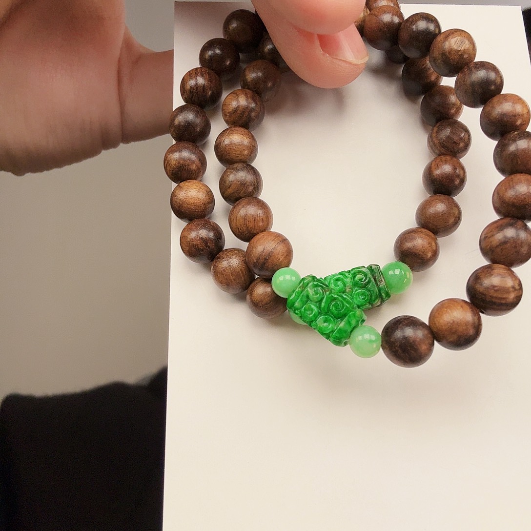 翡翠未镶嵌颈饰一件