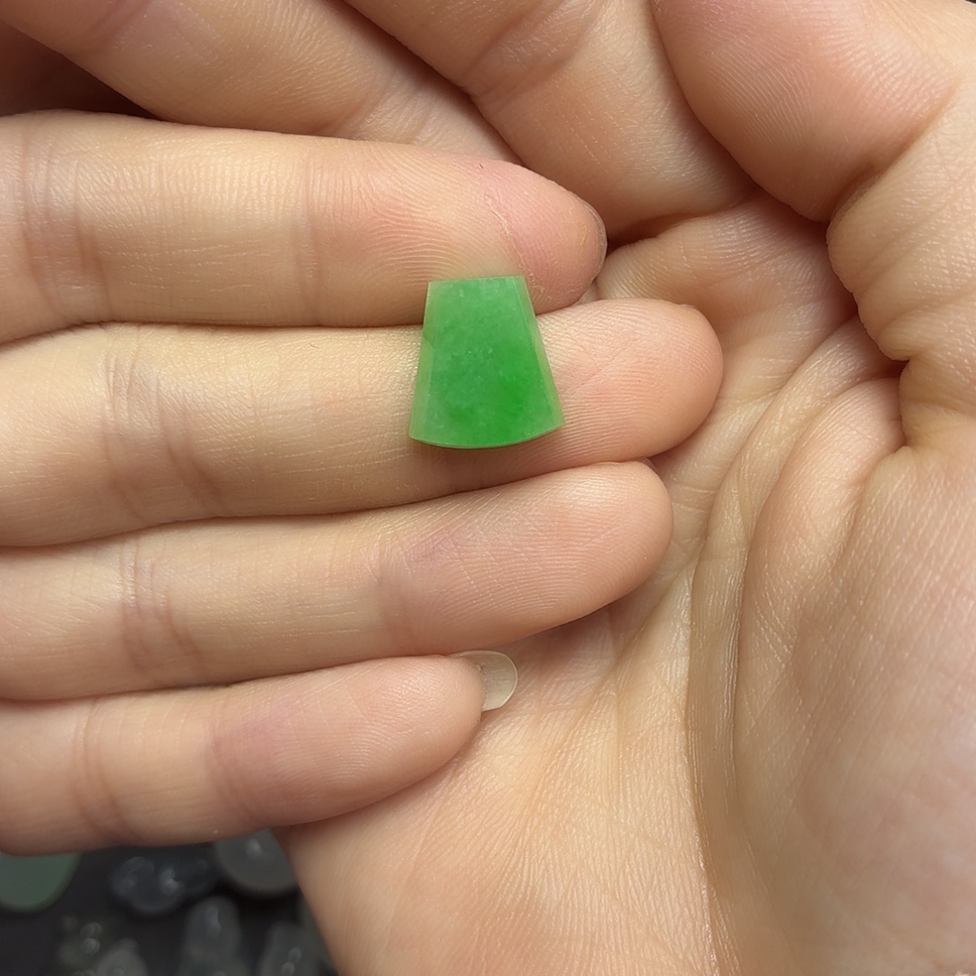 翡翠未镶嵌颈饰绿无事牌