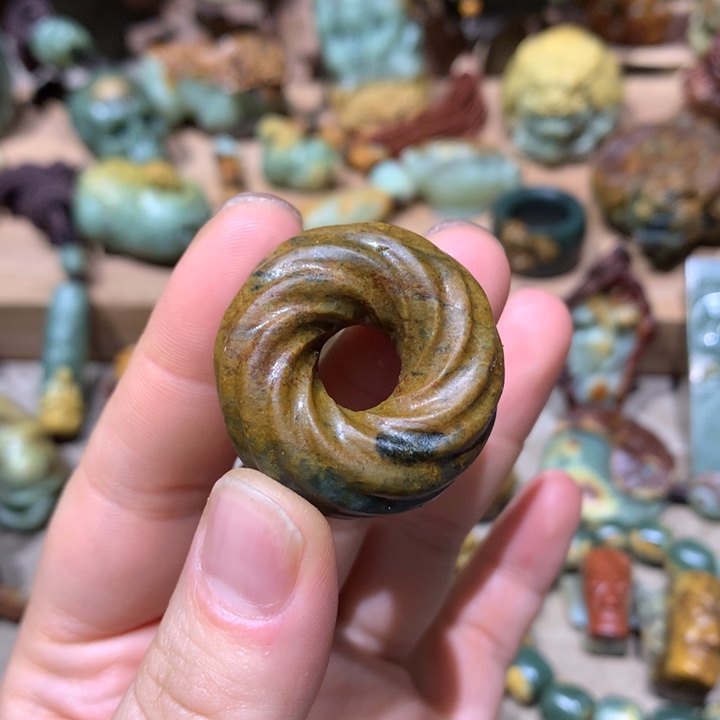 未镶嵌岫岩河磨玉（透闪石质玉）把件